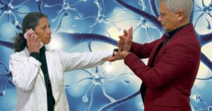 Persona esposta ai campi elettromagnetici generati dal cellulare durante il test dell'acetilcolina con Luca Fusillo